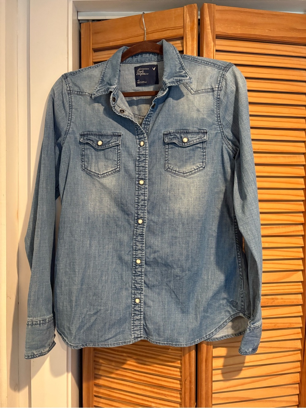 American Eagle Denim Button Up Shirt Womens Light Wash Chambray Cowgirl Boho Y2K